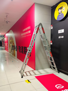 玉林市印顺广告安装万达广场4楼新店围挡喷绘布1