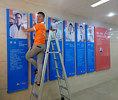 玉林市印顺广告安装中山医院医生展示栏2