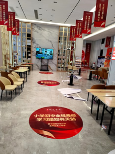 玉林市印顺广告安装南兴广场某售楼部吊旗KT板地贴