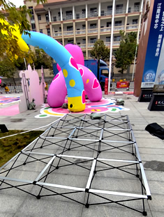 玉林市印顺广告安装南兴广场某房地产拉网展架组装扣板