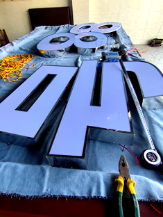 玉林市印顺广告安装台球厅发光字招牌1