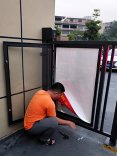 玉林市印顺广告安装小区出入口自动门广告画1