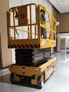 玉林市印顺广告安装师傅人员升降车