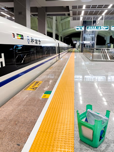 玉林市印顺广告安装玉北高铁站地贴标牌