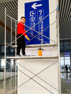 玉林市印顺广告安装玉北高铁站指示牌