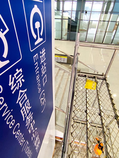 玉林市印顺广告安装玉北高铁站指示牌2