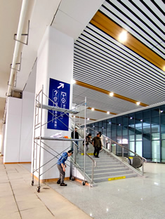 玉林市印顺广告安装玉北高铁站指示牌3