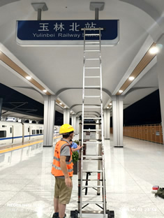 玉林市印顺广告安装玉北高铁站灯箱站台广告牌