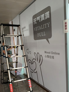 玉林市印顺广告安装玉林华美玻璃门粘车贴画