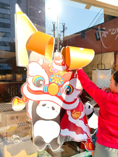 玉林市印顺广告安装玉林宾馆旁店玻璃窗卡通画UV印彩白彩