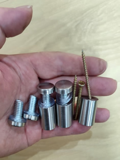 玉林市印顺广告安装玉林高铁北站亚克力牌高脚镜钉