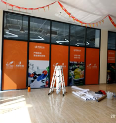 玉林市印顺广告安装碧桂园凤凰城超市玻璃贴墙