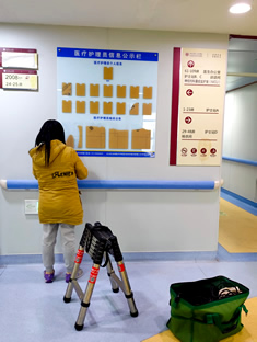 玉林市印顺广告安装第一人民医院导医台亚克力插卡板公示栏1