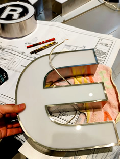 玉林市印顺广告定制不锈钢围边发光字