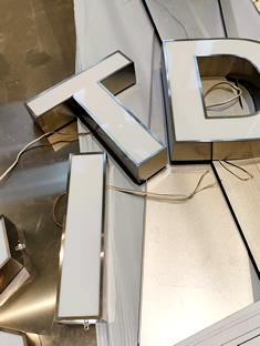 玉林市印顺广告定制安装不锈钢围边发光字TD