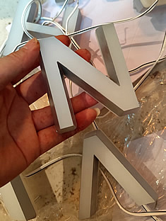 玉林市印顺广告定制安装白色迷你发光字