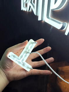 玉林市印顺广告定制安装白色迷你发光字3