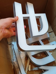 玉林市印顺广告定制安装白色迷你发光字8