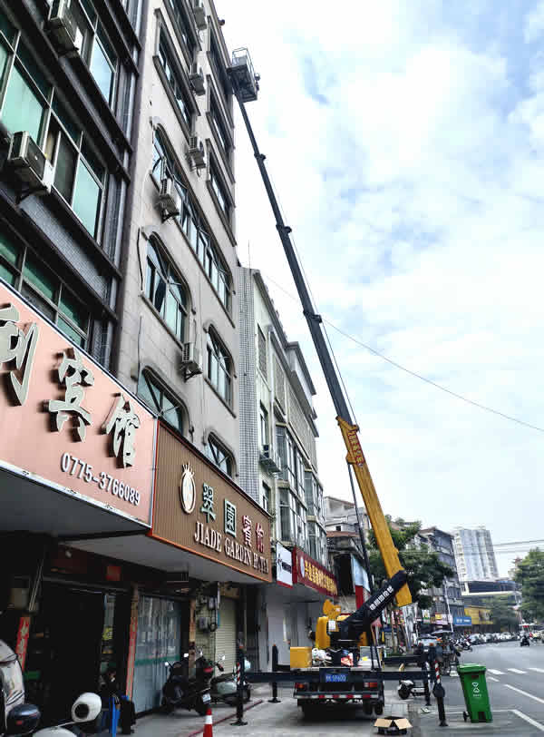玉林市印顺广告高空安装云梯车吊装招牌5