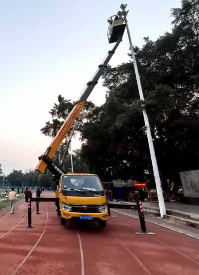 玉林市印顺广告高空安装云梯车吊装招牌6