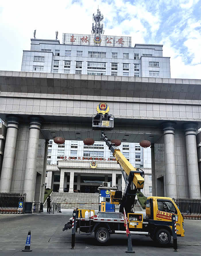 玉林市印顺广告高空安装云梯车吊装标识招牌字1