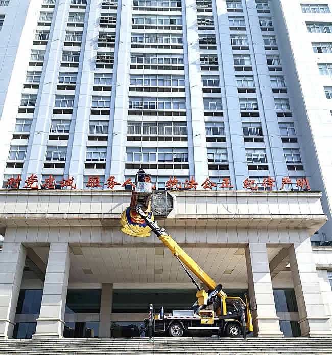 玉林市印顺广告高空安装云梯车吊装标识招牌字2