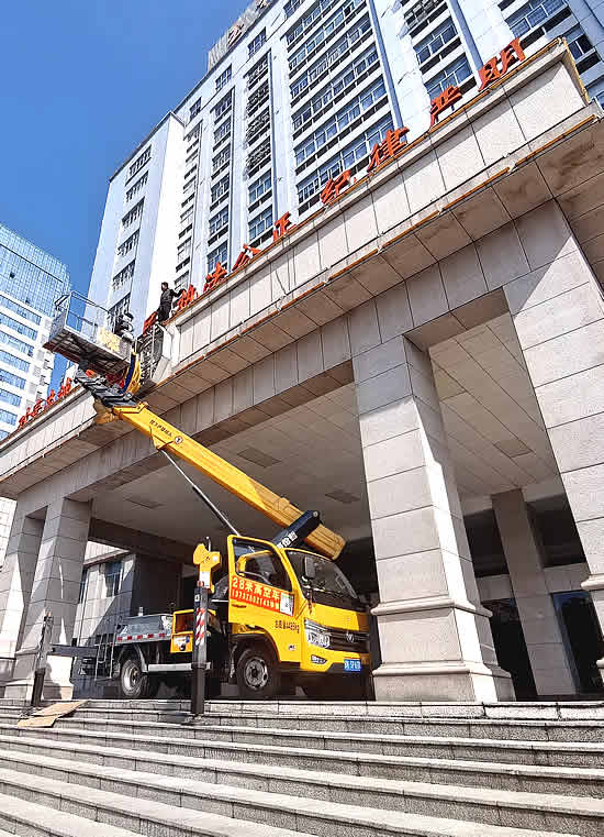 玉林市印顺广告高空安装云梯车吊装标识招牌字3