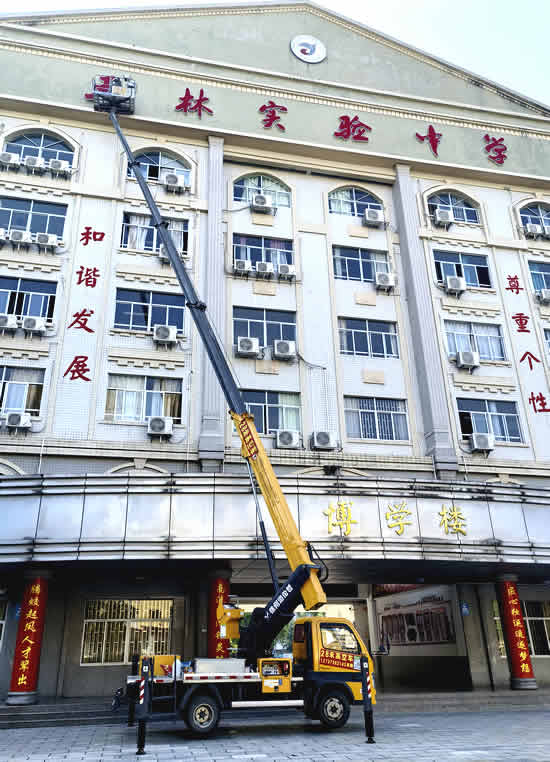 玉林市印顺广告高空安装云梯车吊装标识招牌字4
